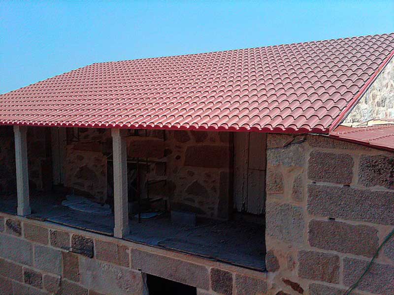 Grupo Innovahogar casa con tejado rojo
